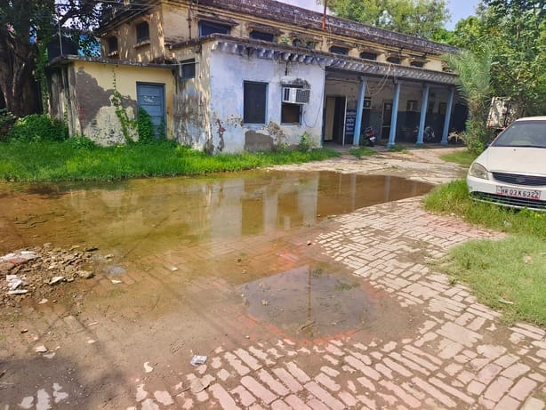 अंबाला सिटी स्थित सीएमओ कार्यालय के पीछे भरा पानी। संवाद