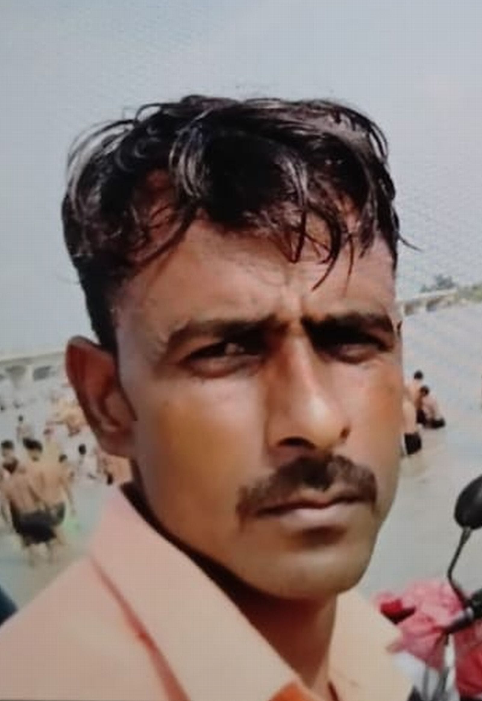अल्लापुर चमारी गांव में शव पहुंचने पर प्रेम सिंह के घर के बाहर जुटे लोग। संवाद