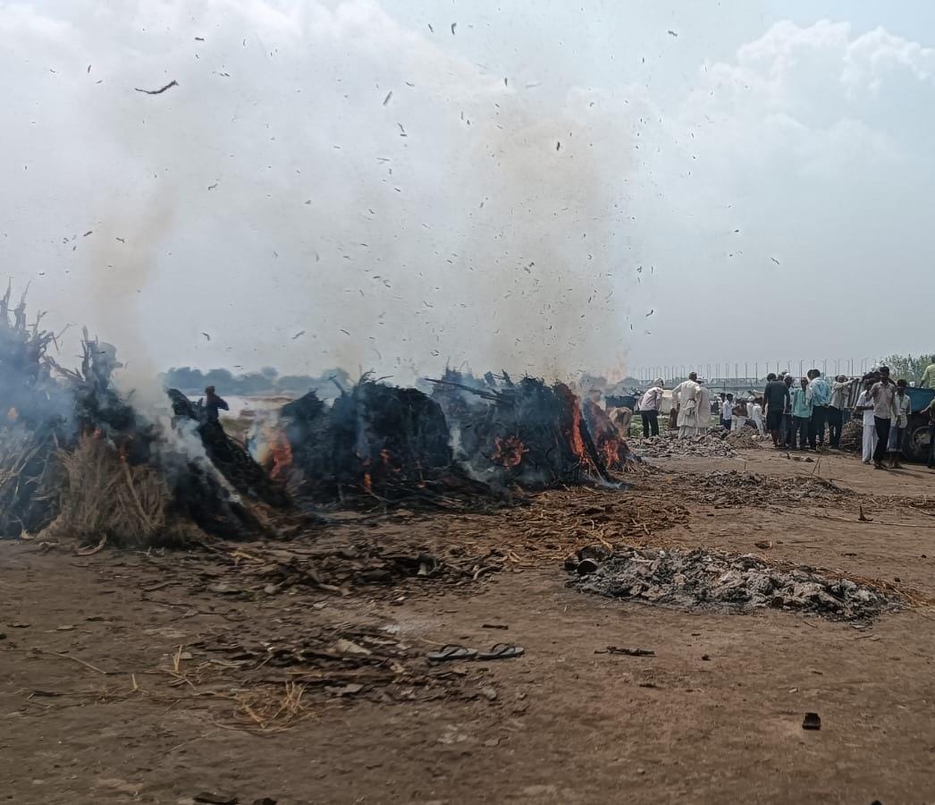 अल्लापुर चमारी गांव में शव पहुंचने पर प्रेम सिंह के घर के बाहर जुटे लोग। संवाद
