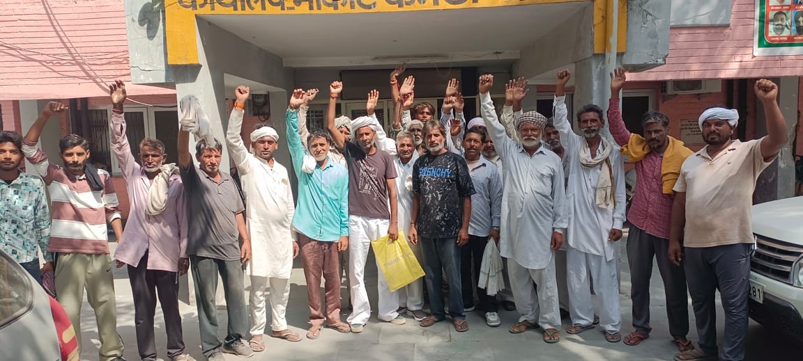 अपनी मांगों का मार्केट कमेटी सचिव को ज्ञापन सौंपते झराई मजदूर। संवाद अपनी मांगों का मार्केट कमेटी सचिव को ज्ञापन सौंपते झराई मजदूर। संवाद