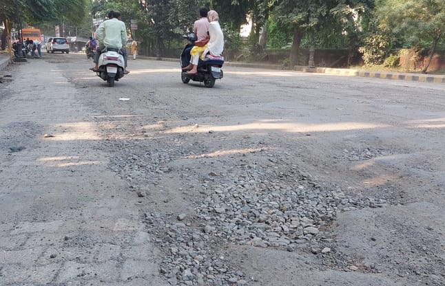 बिजनौर में शास्त्री चौक और जजी चौक के बीच अधूरा और टूटा डिवाइडर। संवाद बिजनौर में शास्त्री चौक और जजी चौक के बीच अधूरा और टूटा डिवाइडर। संवाद