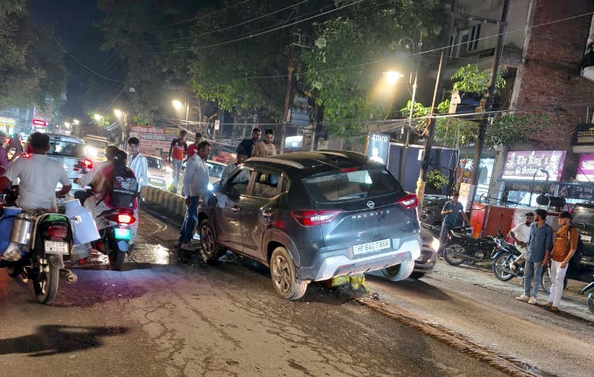 बिजनौर में शास्त्री चौक और जजी चौक के बीच अधूरा और टूटा डिवाइडर। संवाद बिजनौर में शास्त्री चौक और जजी चौक के बीच अधूरा और टूटा डिवाइडर। संवाद