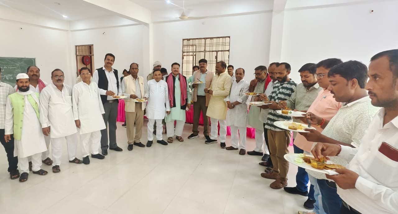 बांकेगंज मंदिर में भजन-कीर्तन करते श्रद्धालु। संवाद। बांकेगंज मंदिर में भजन-कीर्तन करते श्रद्धालु। संवाद।
