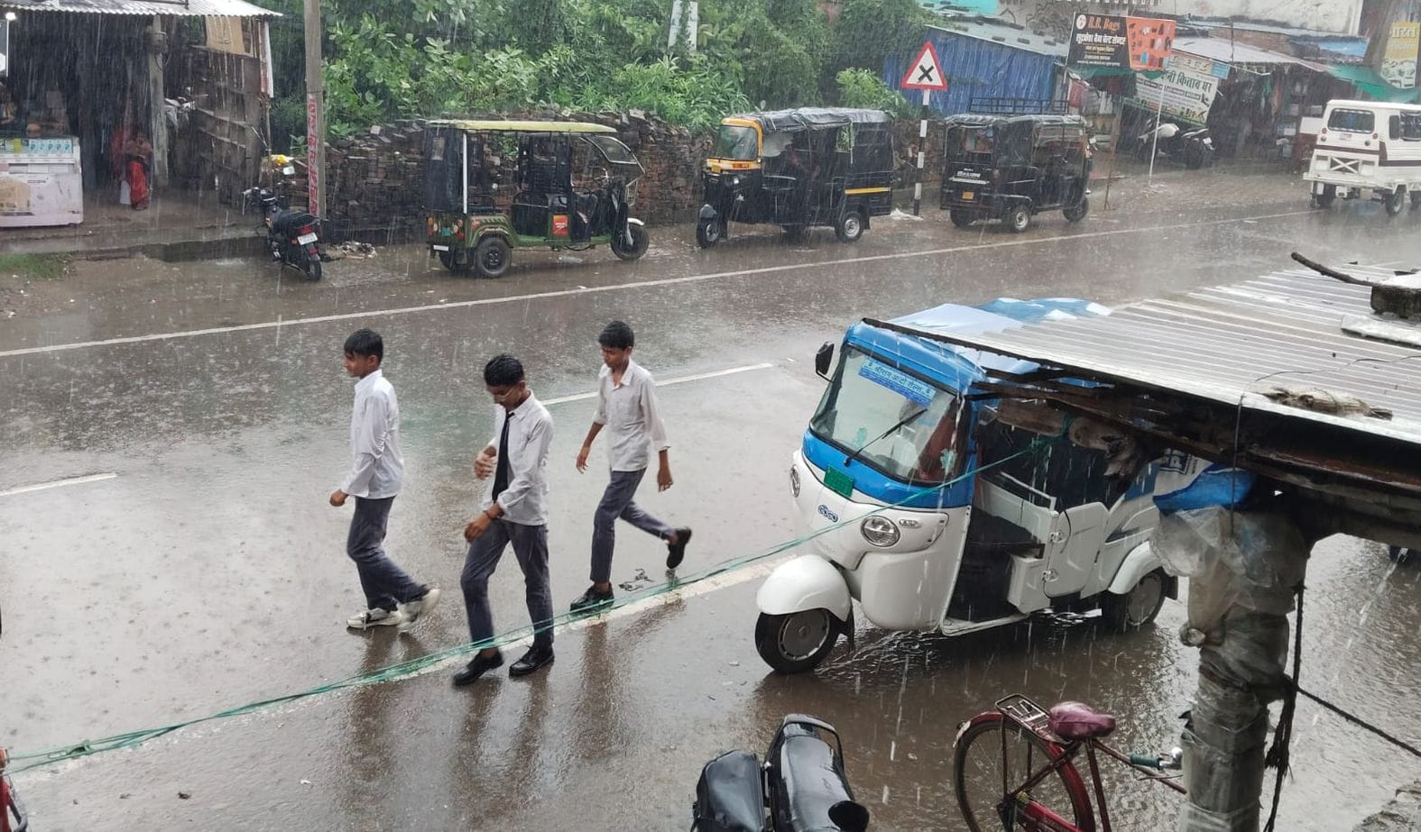 बारिश से सड़क पर जलभराव बारिश से सड़क पर जलभराव