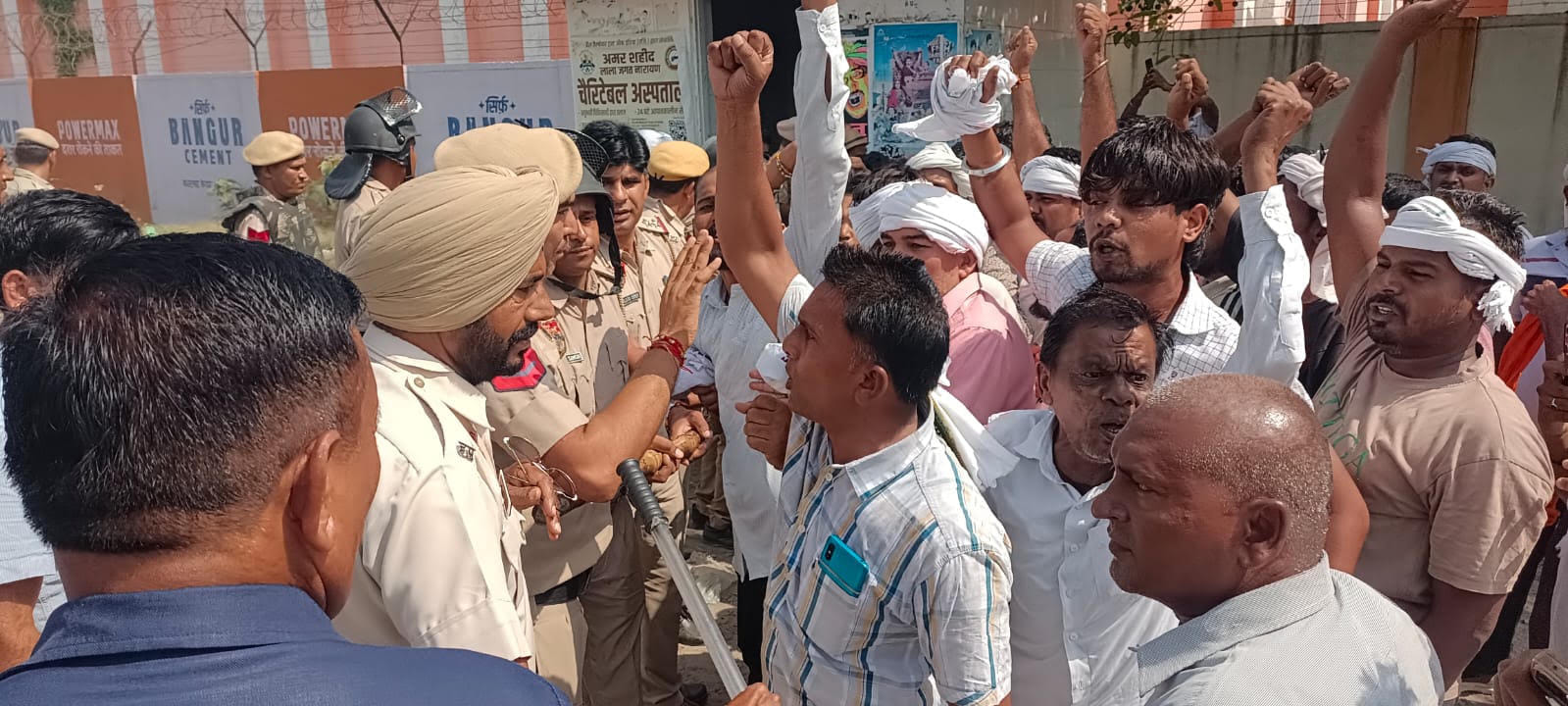 चीका में पुलिस कर्मचारियों के साथ भिड़ते हुए हड़ताली सफाई कर्मचारी। संवाद