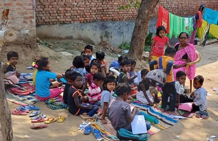 चकिया के तिलौरी प्राथमिक विद्यालय परिसर स्थित आंगनवाड़ी केंद्र में टीनशेड के नीचे पढ़ते बच्चे। चकिया के तिलौरी प्राथमिक विद्यालय परिसर स्थित आंगनवाड़ी केंद्र में टीनशेड के नीचे पढ़ते बच्चे।