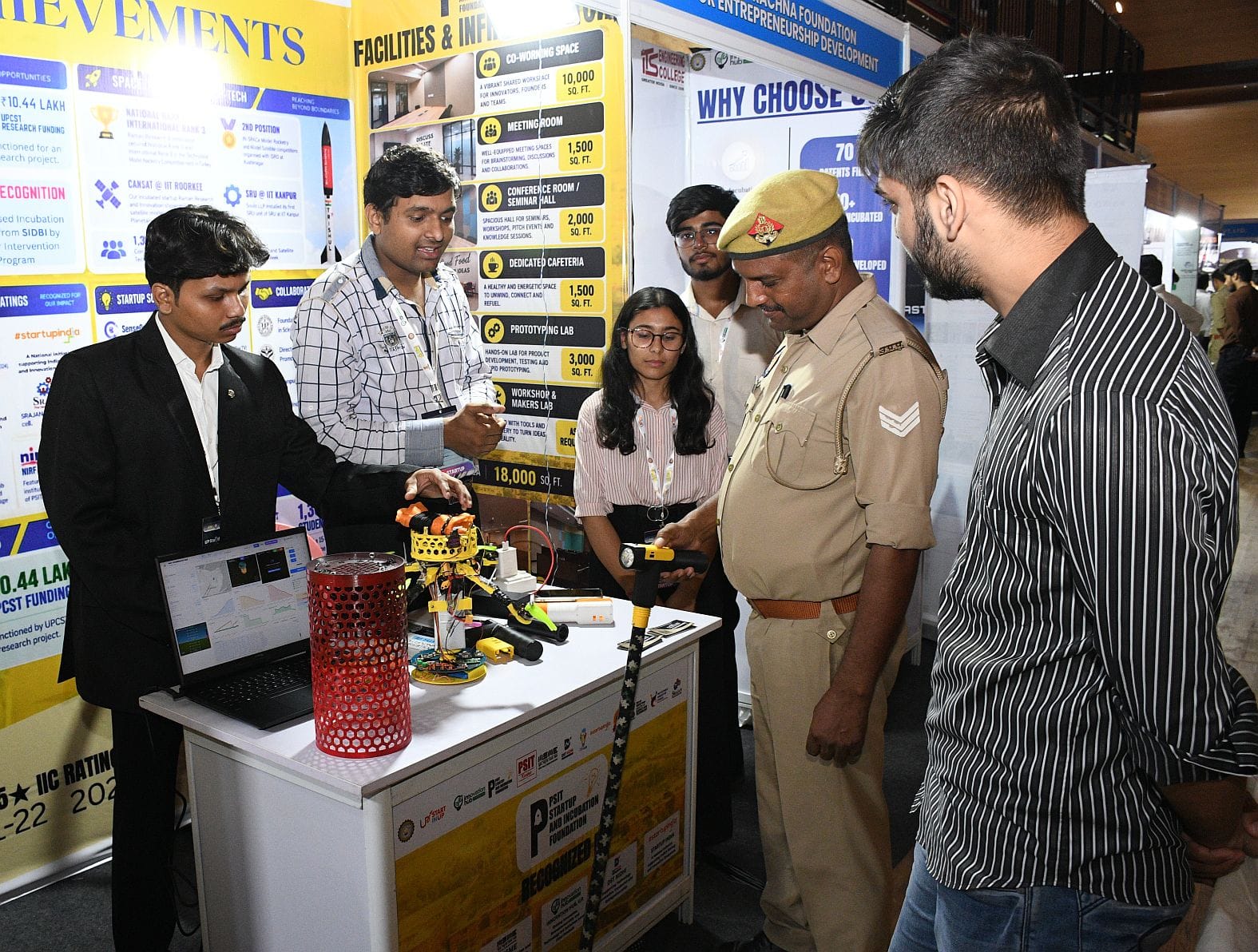 एकेटीयू स्टार्टअप संवाद 3.0 में 50 से अधिक इन्क्यूबेशन सेंटरों के स्टार्टअप्स ने दिखाए उत्पाद। एकेटीयू स्टार्टअप संवाद 3.0 में 50 से अधिक इन्क्यूबेशन सेंटरों के स्टार्टअप्स ने दिखाए उत्पाद।