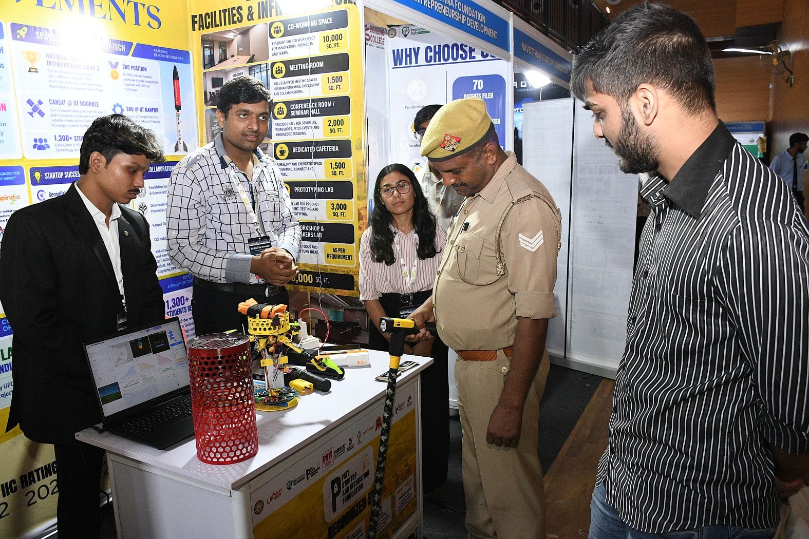 एकेटीयू स्टार्टअप संवाद 3.0 में 50 से अधिक इन्क्यूबेशन सेंटरों के स्टार्टअप्स ने दिखाए उत्पाद। एकेटीयू स्टार्टअप संवाद 3.0 में 50 से अधिक इन्क्यूबेशन सेंटरों के स्टार्टअप्स ने दिखाए उत्पाद।