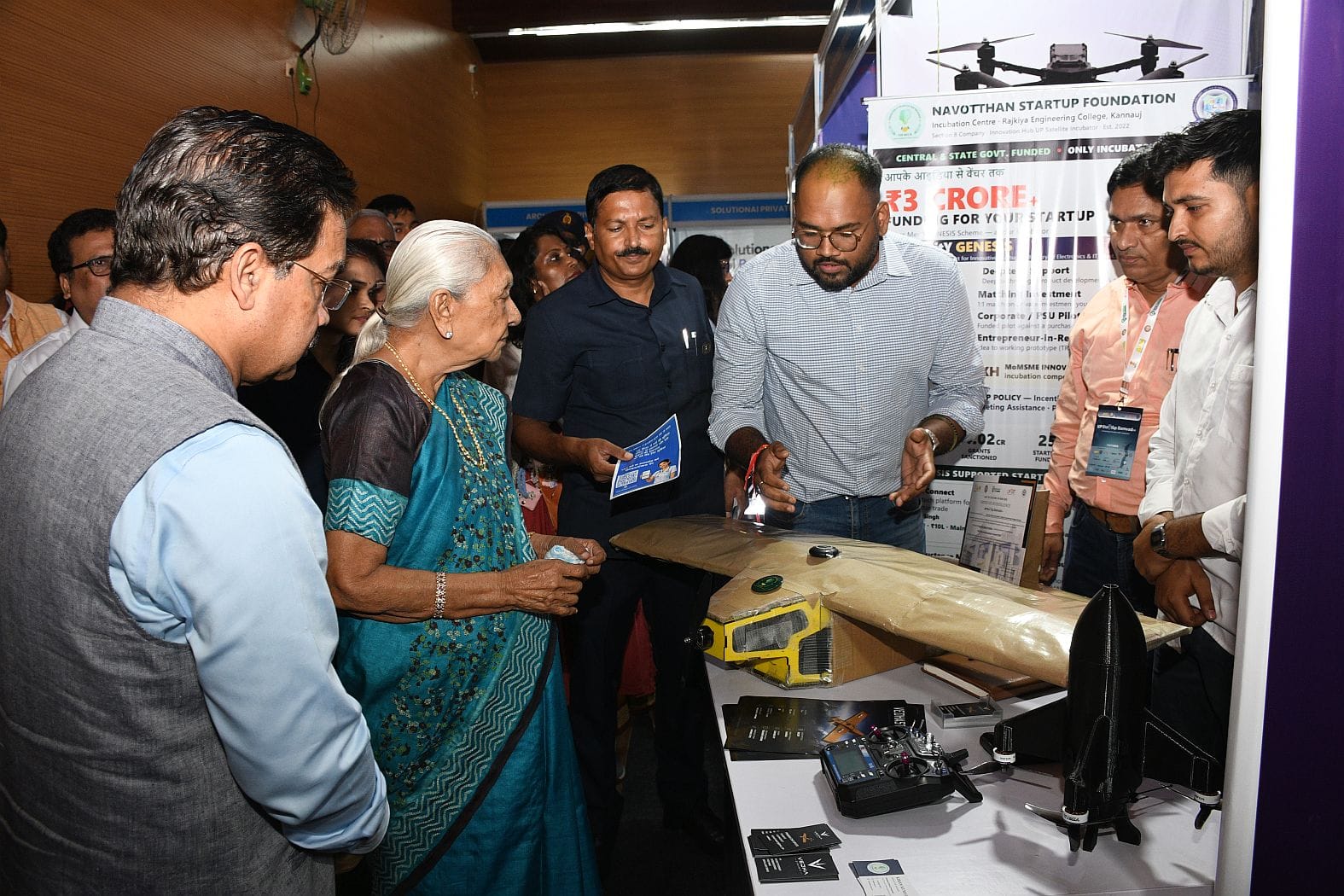एकेटीयू स्टार्टअप संवाद 3.0 में 50 से अधिक इन्क्यूबेशन सेंटरों के स्टार्टअप्स ने दिखाए उत्पाद। एकेटीयू स्टार्टअप संवाद 3.0 में 50 से अधिक इन्क्यूबेशन सेंटरों के स्टार्टअप्स ने दिखाए उत्पाद।