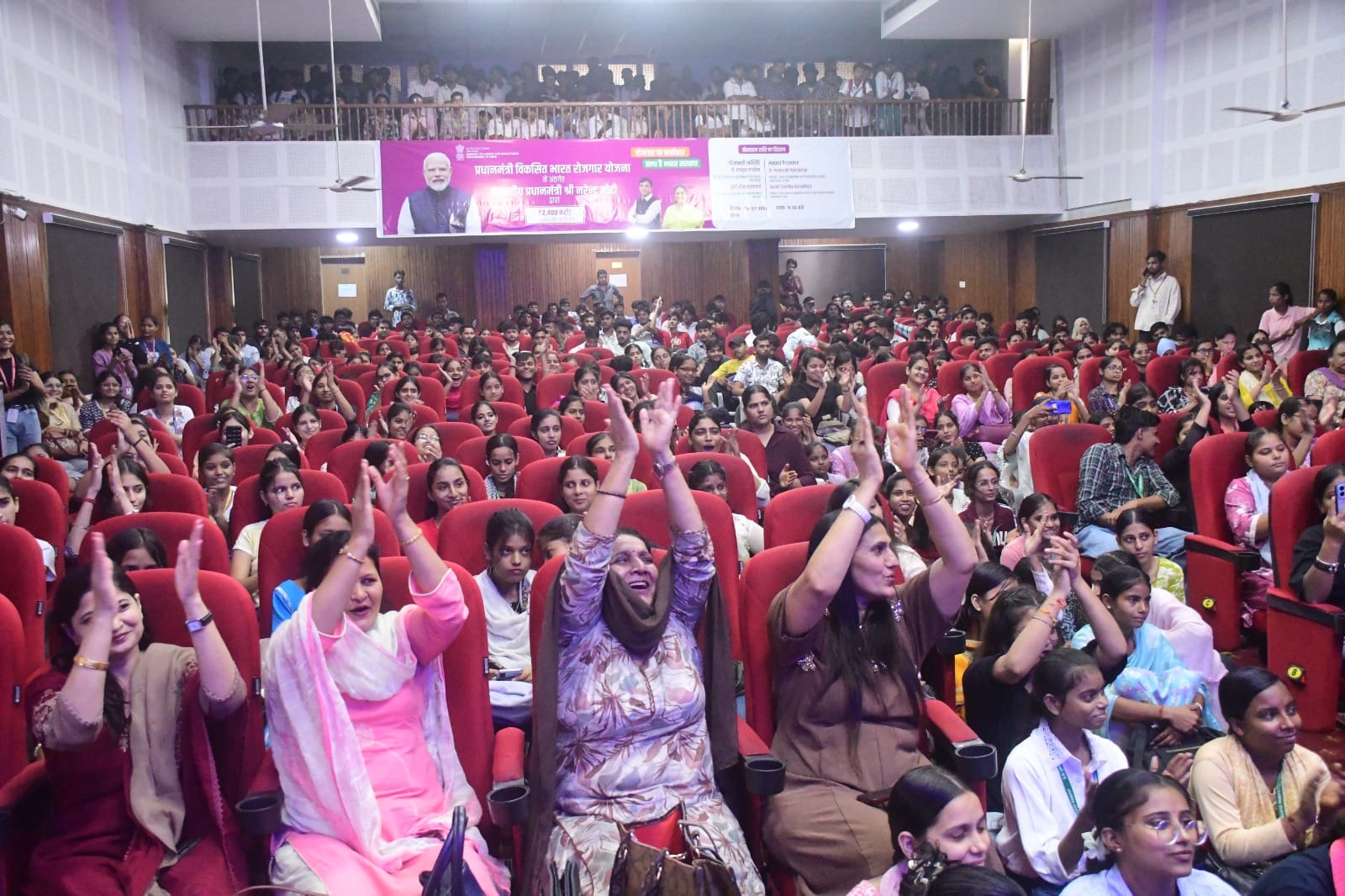 एसडी पीजी कॉलेज में टैलेंट शो में हरियाणवीं नृत्य की प्रस्तुति देते प्रतिभागी। संवाद एसडी पीजी कॉलेज में टैलेंट शो में हरियाणवीं नृत्य की प्रस्तुति देते प्रतिभागी। संवाद