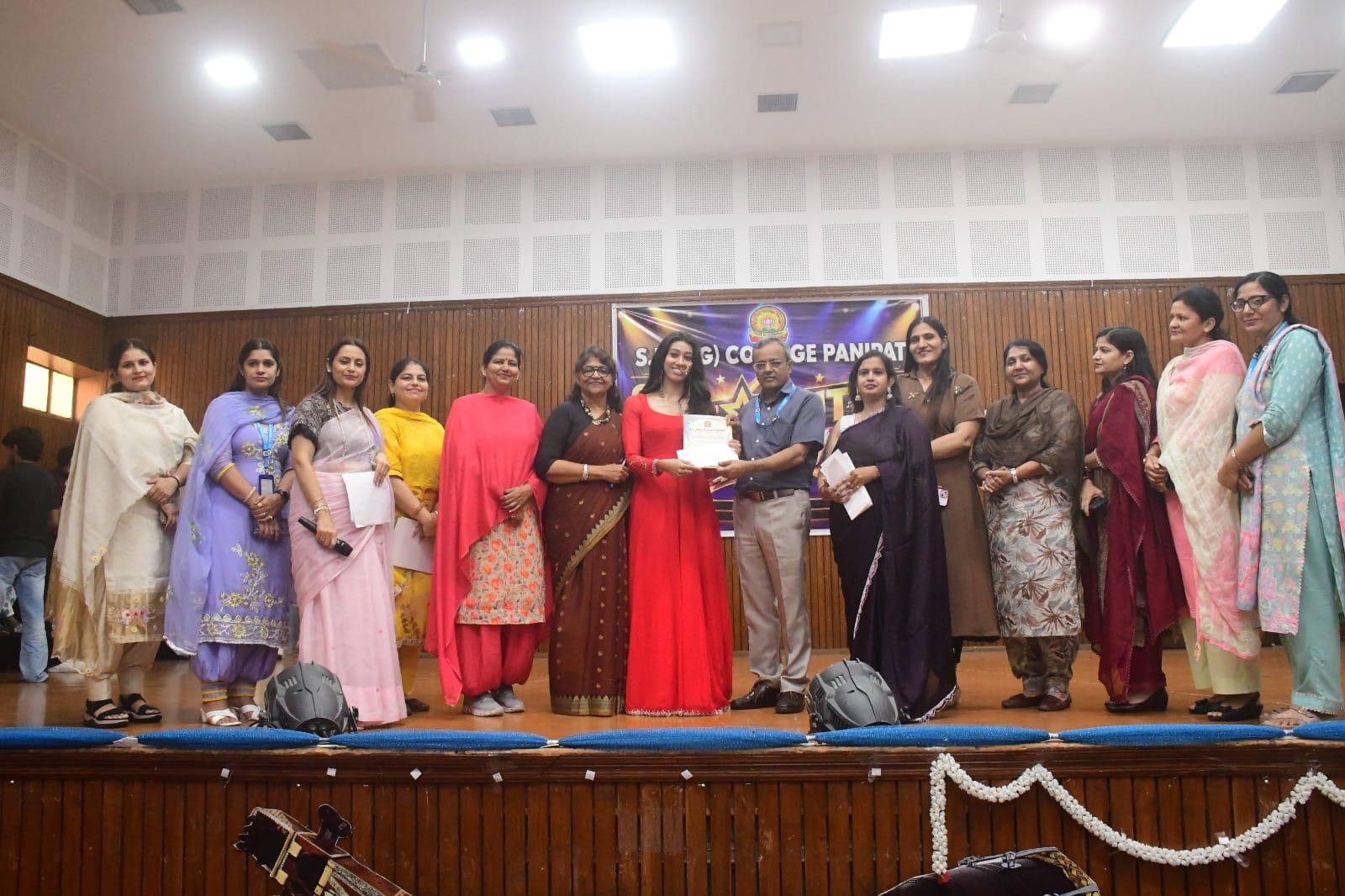 एसडी पीजी कॉलेज में टैलेंट शो में हरियाणवीं नृत्य की प्रस्तुति देते प्रतिभागी। संवाद एसडी पीजी कॉलेज में टैलेंट शो में हरियाणवीं नृत्य की प्रस्तुति देते प्रतिभागी। संवाद