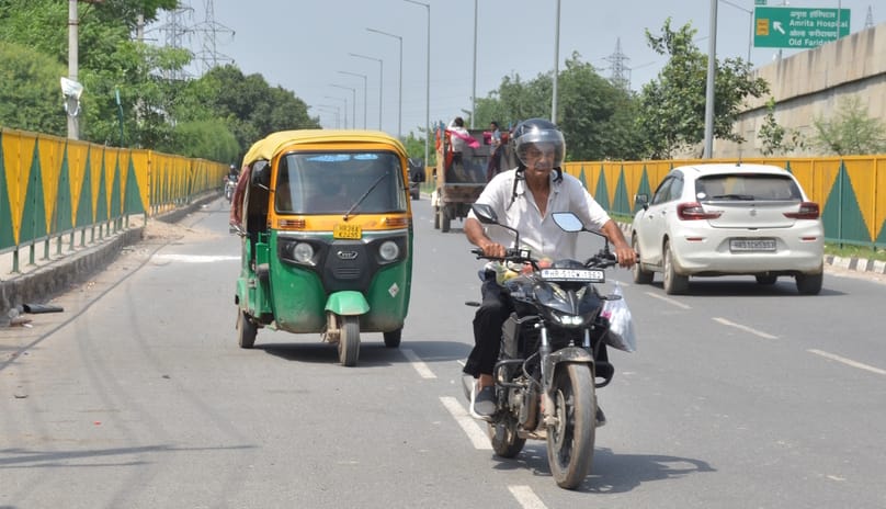 फरीदाबाद सेक्टर 17 के पास डीएनडी केएमपी पर इस तरह गलत दिशा में जाते वाहन । संवाद फरीदाबाद सेक्टर 17 के पास डीएनडी केएमपी पर इस तरह गलत दिशा में जाते वाहन । संवाद