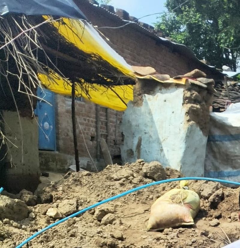 फोटो 08 एमएएचपी 12 परिचय-कच्चा मकान गिरने से खुले आसमान के नीचे रहने को मजबूर बेवा रानी। संवाद फोटो 08 एमएएचपी 12 परिचय-कच्चा मकान गिरने से खुले आसमान के नीचे रहने को मजबूर बेवा रानी। संवाद