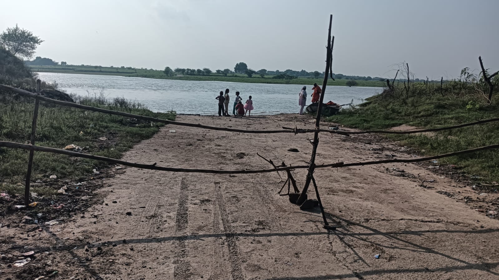 फोटो - 08 कालपी क्षेत्र में यमुना को नाव से पार करते लोग। संवाद फोटो - 08 कालपी क्षेत्र में यमुना को नाव से पार करते लोग। संवाद