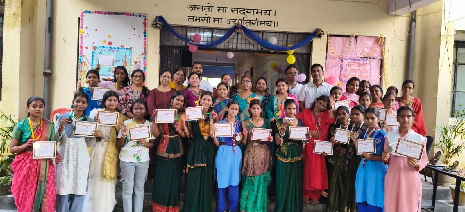 फोटो-10- जीजीआईसी में गीत गायन प्रतियोगिता में प्रतिभाग करती छात्रा काजल। संवाद फोटो-10- जीजीआईसी में गीत गायन प्रतियोगिता में प्रतिभाग करती छात्रा काजल। संवाद