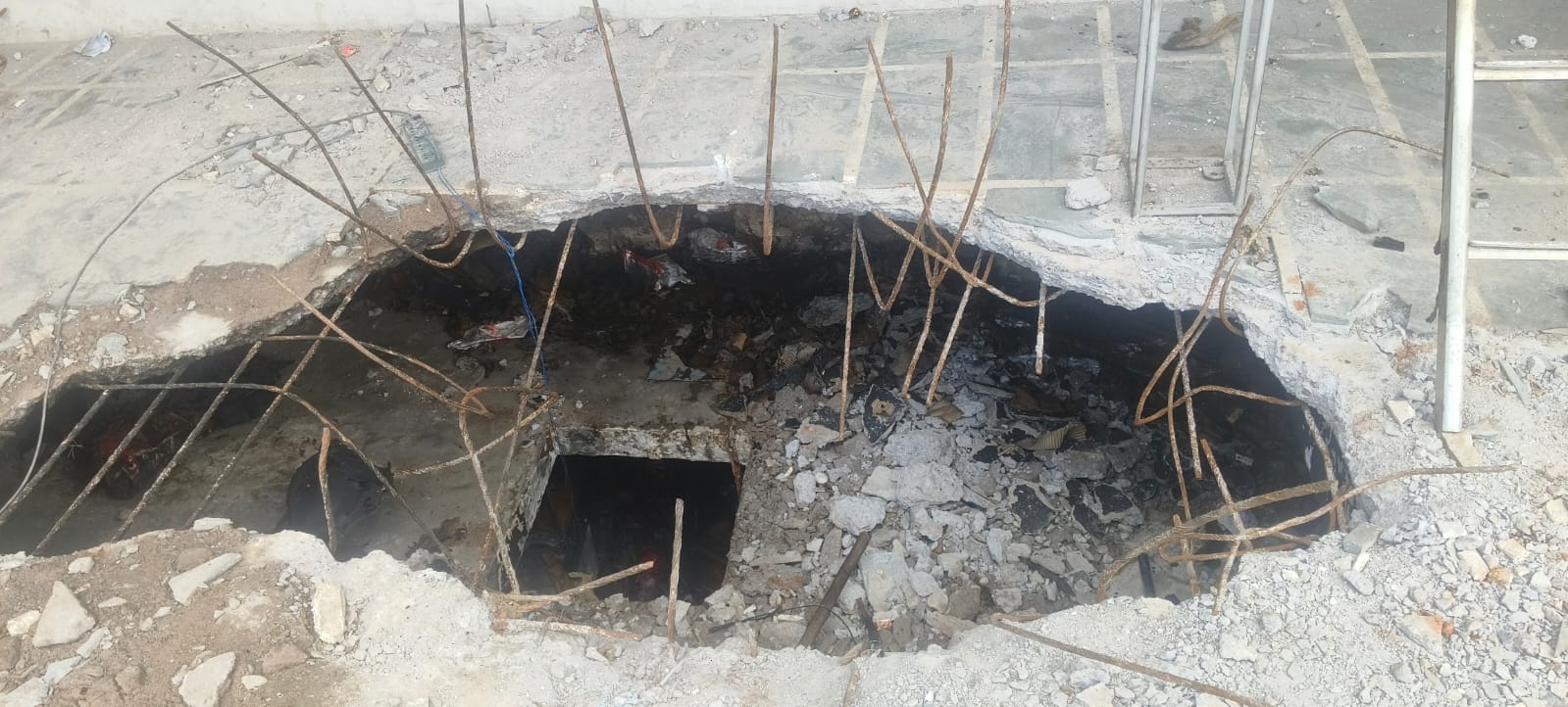 फोटो-16-सुरक्षा उपकरण पहनकर बेसमेंट में दाखिल होते दमकलकर्मी। स्रोत: अग्निशमन विभाग फोटो-16-सुरक्षा उपकरण पहनकर बेसमेंट में दाखिल होते दमकलकर्मी। स्रोत: अग्निशमन विभाग