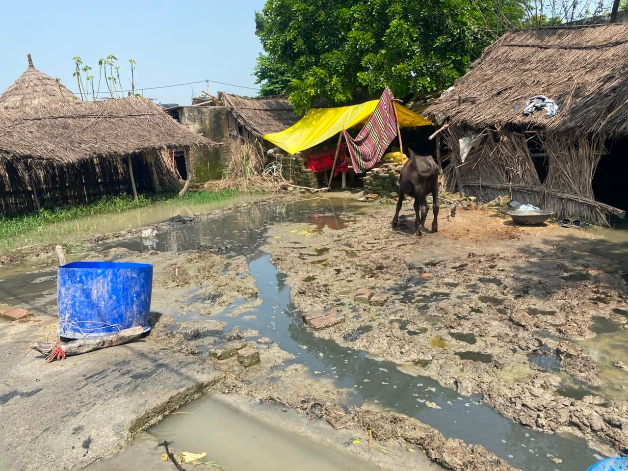 फोटो 19- बाढ़ के पानी से कटती नगला जयकिशन मार्ग की सड़क। संवाद फोटो 19- बाढ़ के पानी से कटती नगला जयकिशन मार्ग की सड़क। संवाद