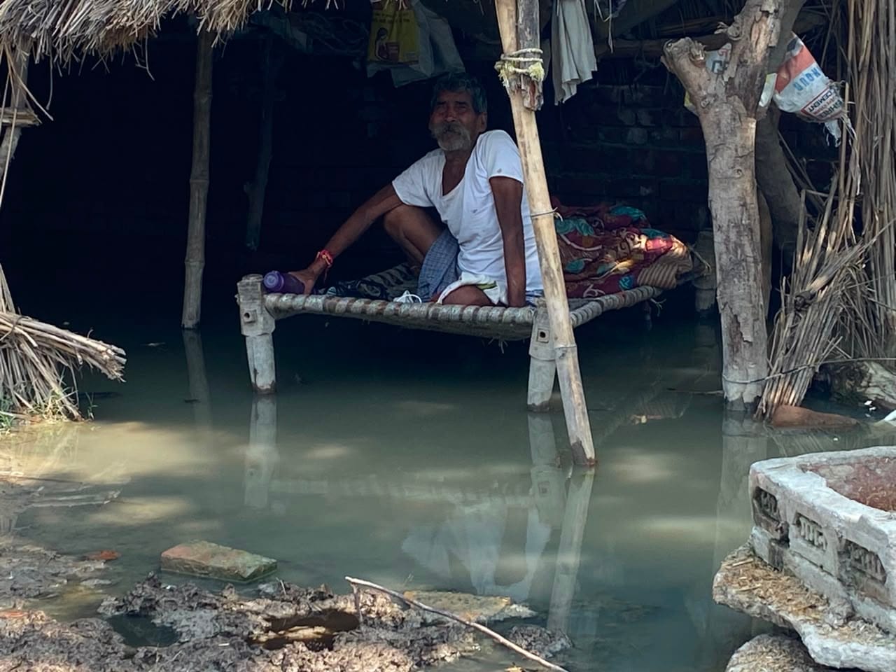 फोटो 19- बाढ़ के पानी से कटती नगला जयकिशन मार्ग की सड़क। संवाद फोटो 19- बाढ़ के पानी से कटती नगला जयकिशन मार्ग की सड़क। संवाद