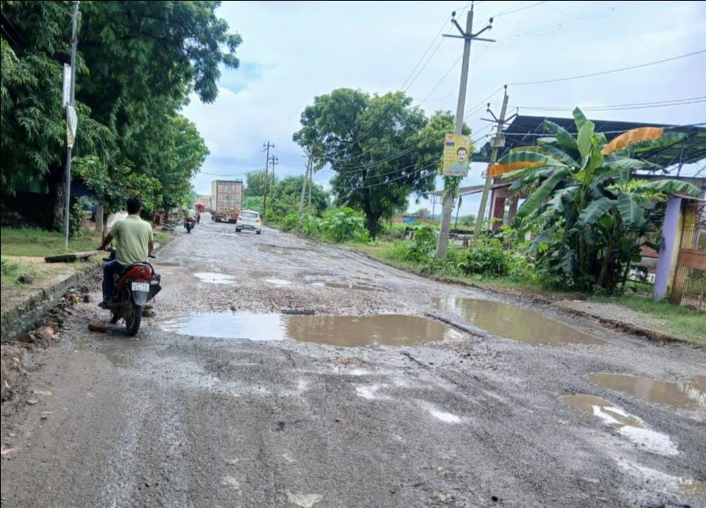 फोटो-28 बहोरिकपुर में सड़क पर हुए गड्ढों में भरा बारिश का पानी। संवाद फोटो-28 बहोरिकपुर में सड़क पर हुए गड्ढों में भरा बारिश का पानी। संवाद