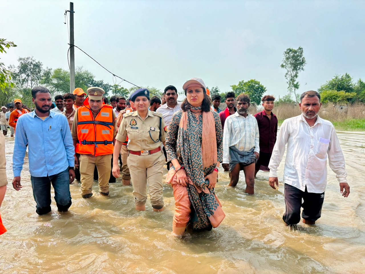 फोटो-39 शमसाबाद-शाहजहांपुर मुख्य मार्ग पर चौरा गांव के सामने बाढ़ के पानी से निकलते वाहन। संवाद फोटो-39 शमसाबाद-शाहजहांपुर मुख्य मार्ग पर चौरा गांव के सामने बाढ़ के पानी से निकलते वाहन। संवाद