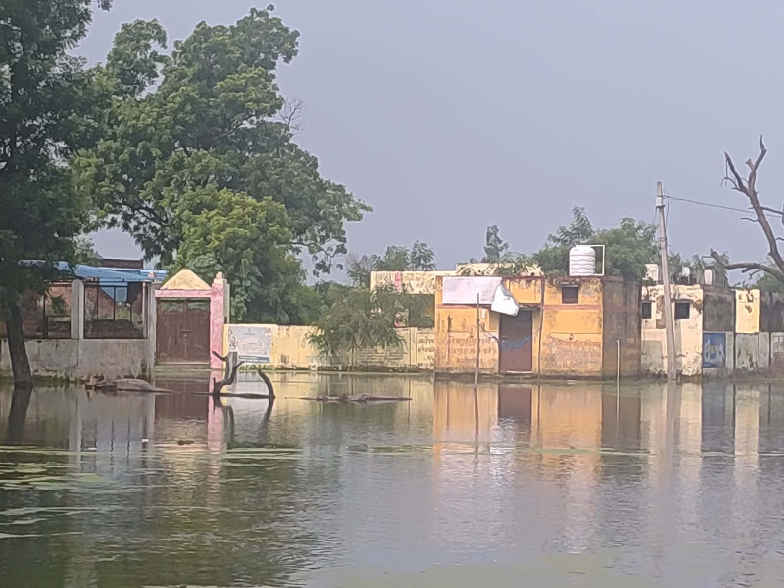 फोटो-39 शमसाबाद-शाहजहांपुर मुख्य मार्ग पर चौरा गांव के सामने बाढ़ के पानी से निकलते वाहन। संवाद फोटो-39 शमसाबाद-शाहजहांपुर मुख्य मार्ग पर चौरा गांव के सामने बाढ़ के पानी से निकलते वाहन। संवाद