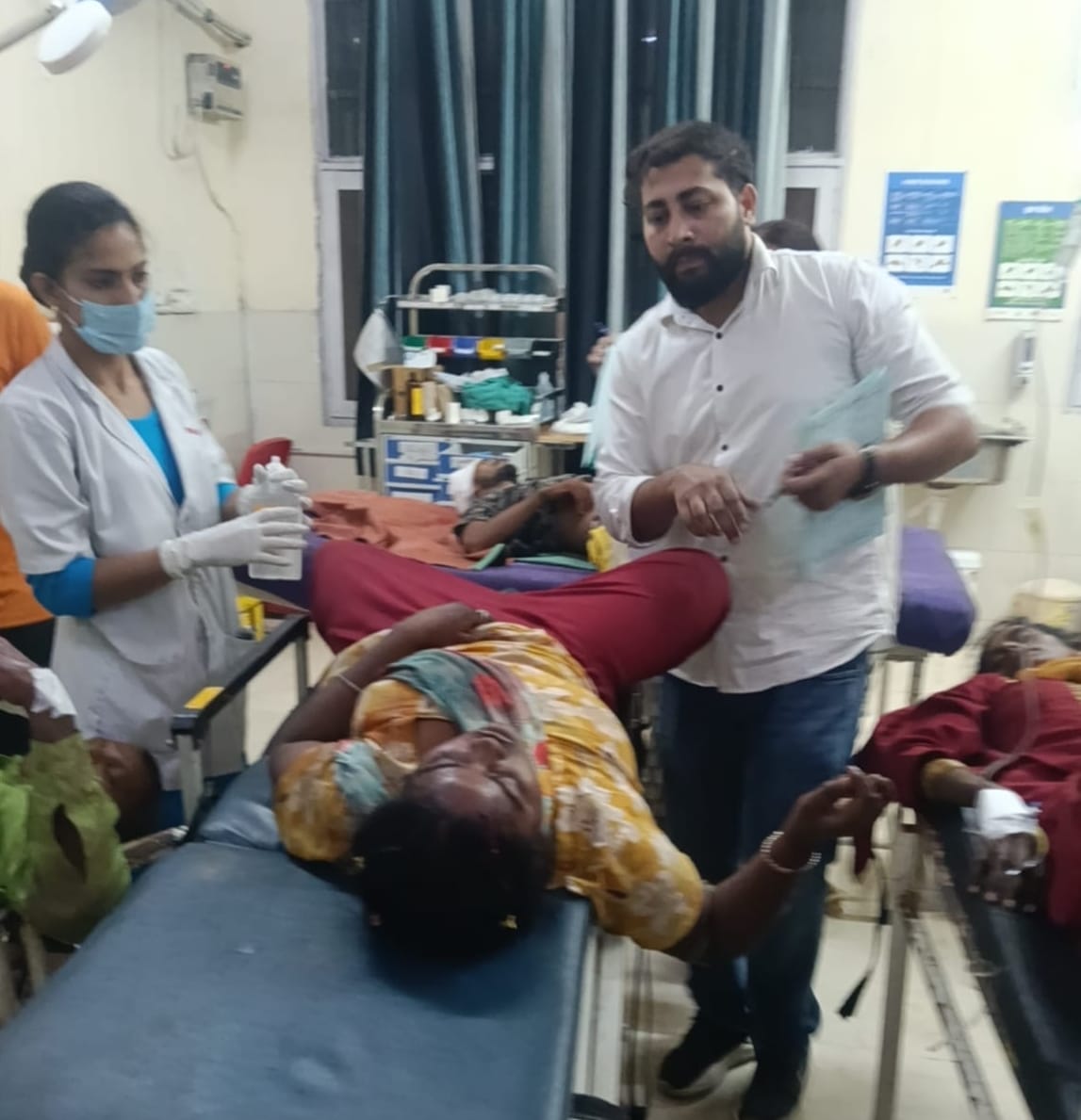 --फोटो 84 : हादसे में घायल हुए लोगों को एंबुंलेंस के माध्यम से पहुंचाया गया अस्पताल। स्रोत पुलि --फोटो 84 : हादसे में घायल हुए लोगों को एंबुंलेंस के माध्यम से पहुंचाया गया अस्पताल। स्रोत पुलि