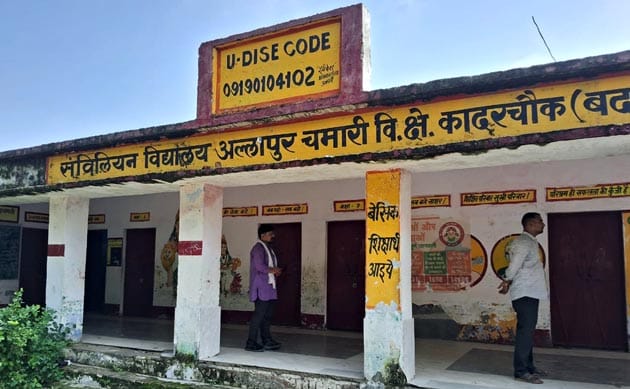गमगीन ग्रामीणों से बात कर हालात पर नजर रखते पुलिस कर्मी। संवाद