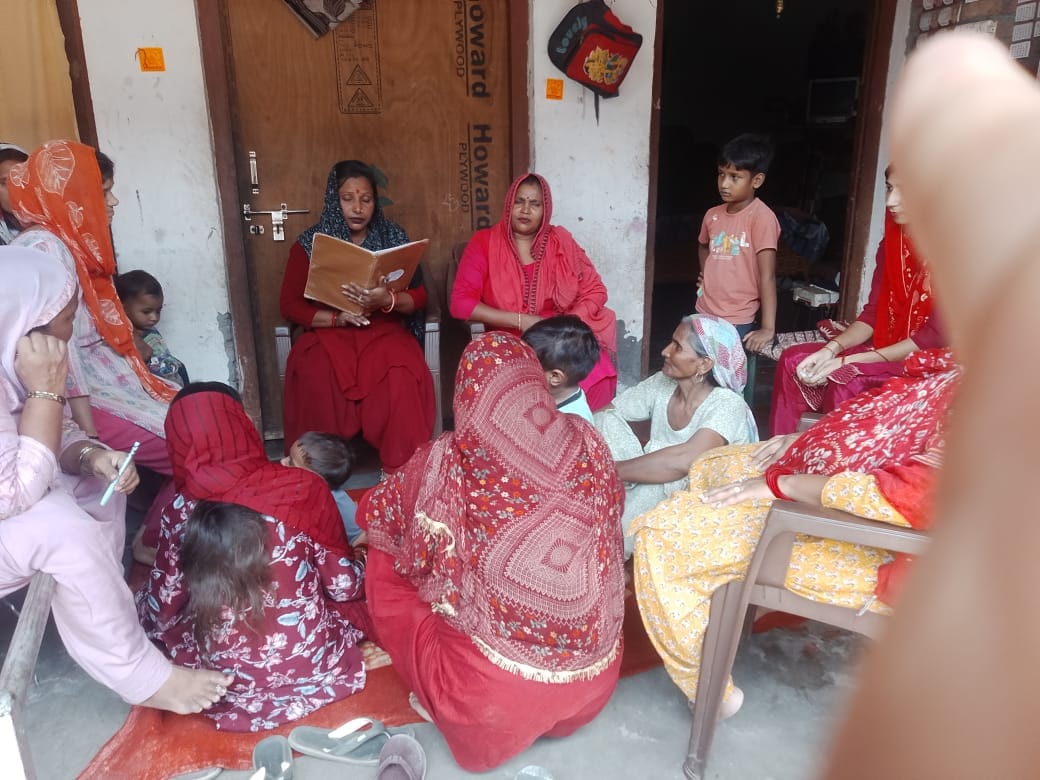गांव चौराही में आटा चक्की के पास मौजूद ममता देवी। स्वयं गांव चौराही में आटा चक्की के पास मौजूद ममता देवी। स्वयं