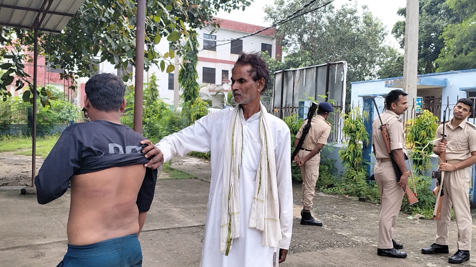 घायल पुत्र और परिजन घायल पुत्र और परिजन