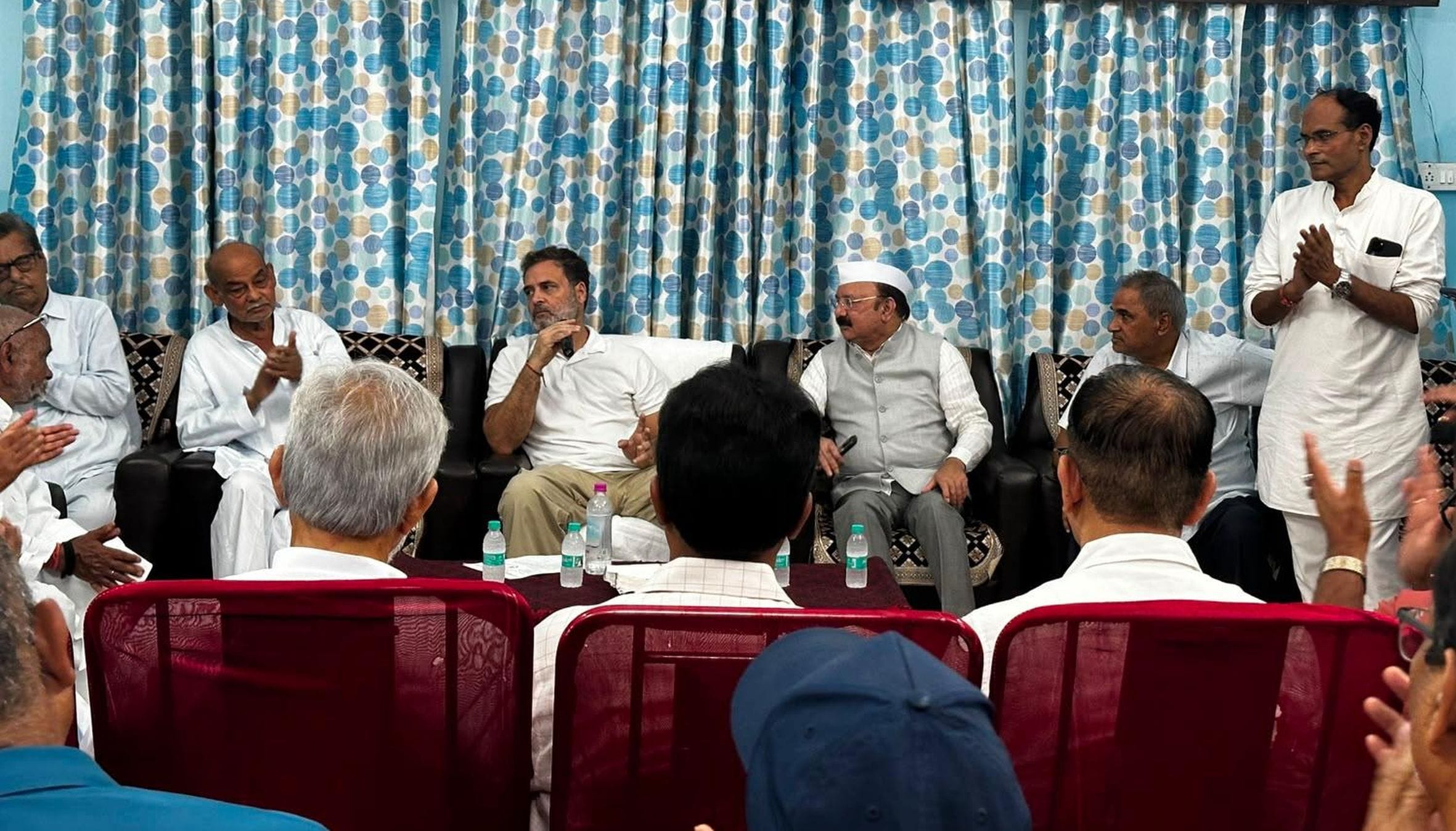 हलोर में नेता प्रतिपक्ष राहुल गांधी के स्वागत के लिए खड़ी बालिकाएं। हलोर में नेता प्रतिपक्ष राहुल गांधी के स्वागत के लिए खड़ी बालिकाएं।