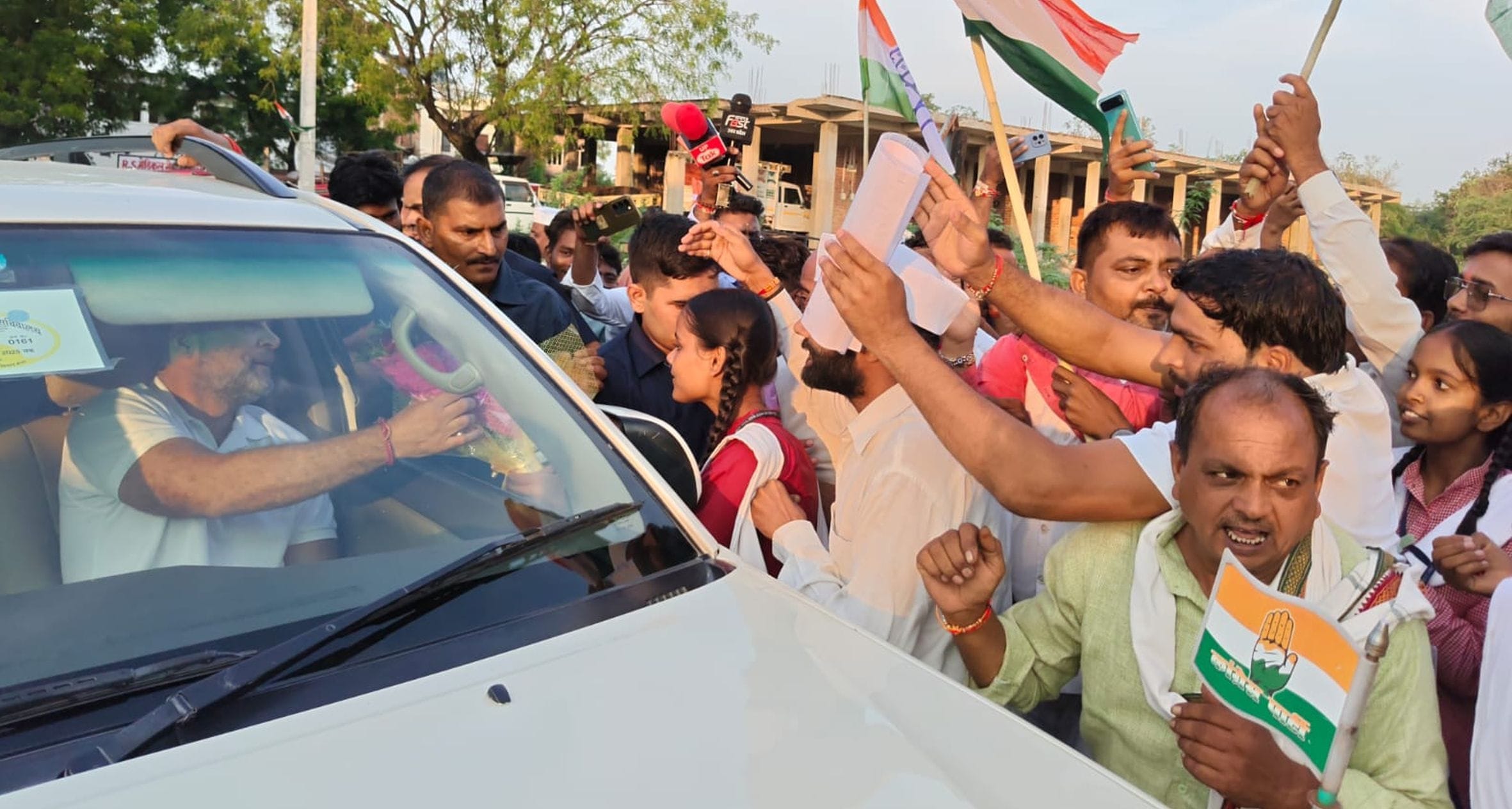 हलोर में नेता प्रतिपक्ष राहुल गांधी के स्वागत के लिए खड़ी बालिकाएं। हलोर में नेता प्रतिपक्ष राहुल गांधी के स्वागत के लिए खड़ी बालिकाएं।