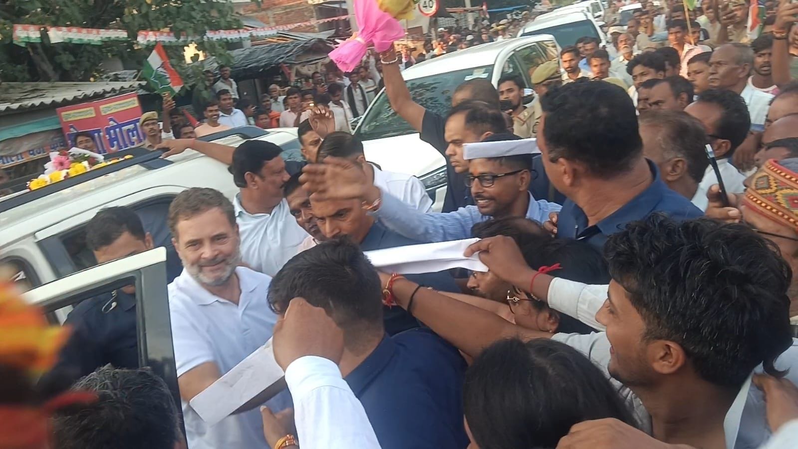 हलोर में स्वागत के दौरान लोगाें से बात करते नेता प्रतिपक्ष राहुल गांधी। हलोर में स्वागत के दौरान लोगाें से बात करते नेता प्रतिपक्ष राहुल गांधी।