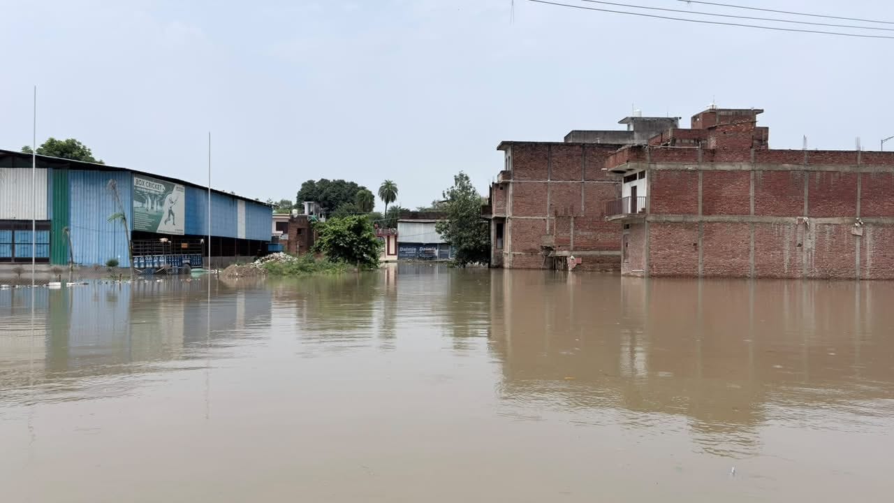 हनुमत धाम में खन्नौत नदी का जलस्तर बढ़ गया है। सुरक्षा के मद्देनजर मंदिर प्रबंधन ने दोनों मुख्य हनुमत धाम में खन्नौत नदी का जलस्तर बढ़ गया है। सुरक्षा के मद्देनजर मंदिर प्रबंधन ने दोनों मुख्य
