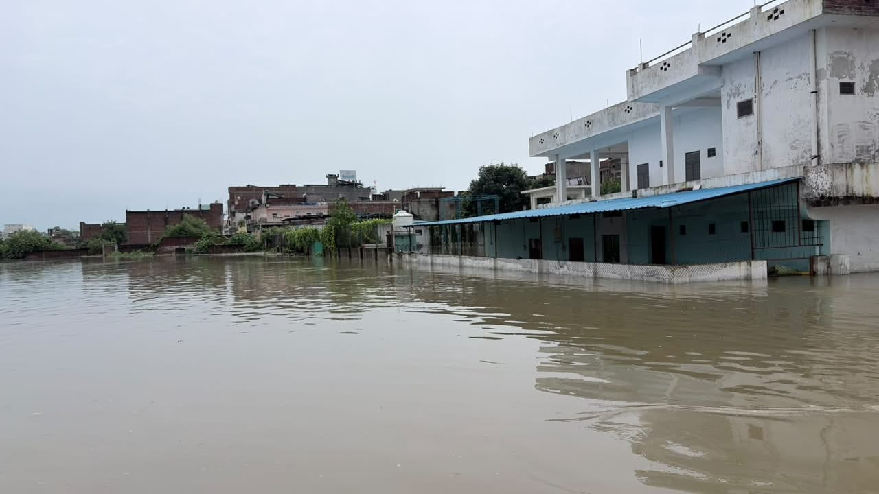 हनुमत धाम में खन्नौत नदी का जलस्तर बढ़ गया है। सुरक्षा के मद्देनजर मंदिर प्रबंधन ने दोनों मुख्य हनुमत धाम में खन्नौत नदी का जलस्तर बढ़ गया है। सुरक्षा के मद्देनजर मंदिर प्रबंधन ने दोनों मुख्य