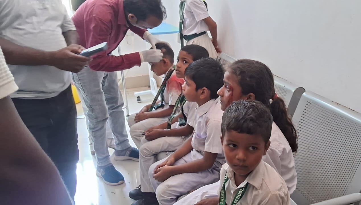 इलाजरत घायल बच्चे व दुर्घटनाग्रस्त टेंपो इलाजरत घायल बच्चे व दुर्घटनाग्रस्त टेंपो