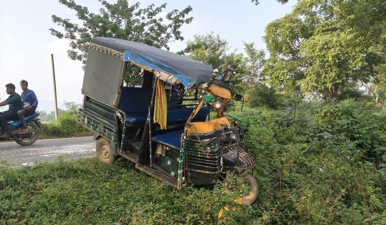इलाजरत घायल बच्चे व दुर्घटनाग्रस्त टेंपो इलाजरत घायल बच्चे व दुर्घटनाग्रस्त टेंपो