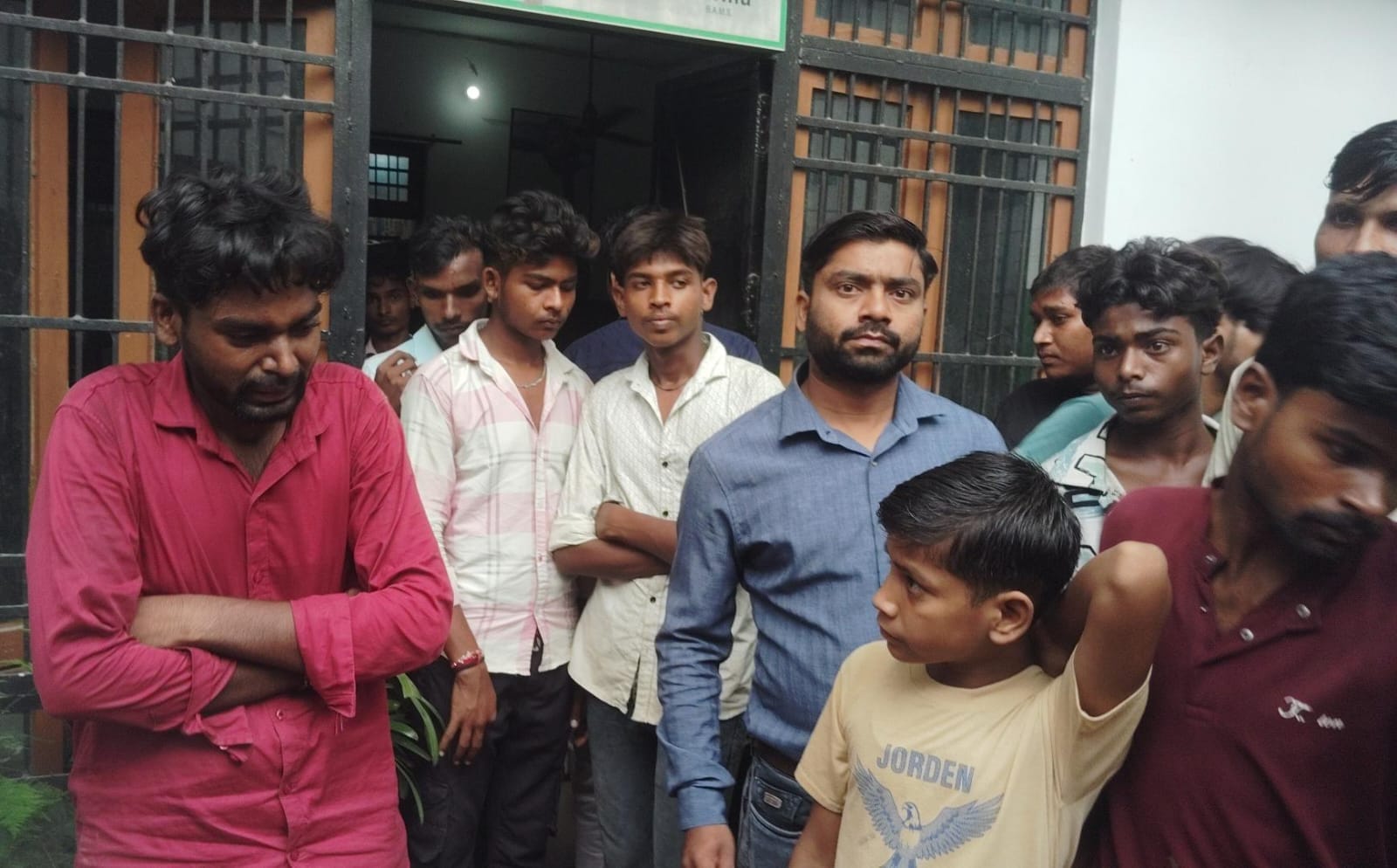 जांच करते अधिकारी जांच करते अधिकारी