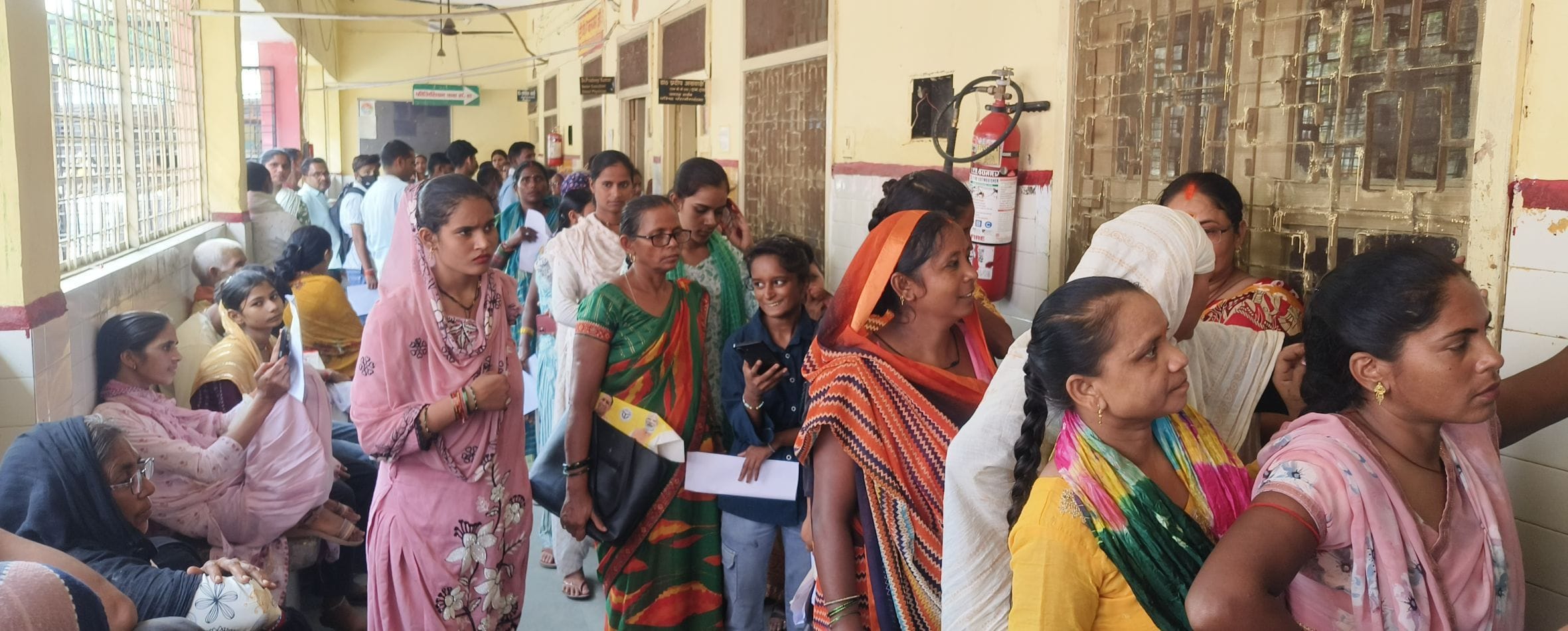 जिला अस्पताल के पंजीकरण काउंटर पर पर्चा बनवाने के लिए लगी मरीज व तीमारदारों की भीड़। जिला अस्पताल के पंजीकरण काउंटर पर पर्चा बनवाने के लिए लगी मरीज व तीमारदारों की भीड़।