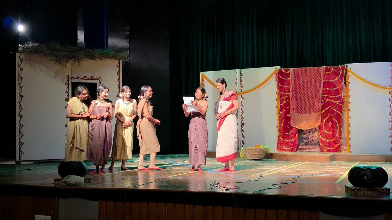 जिला भाषा एवं संस्कृति विभाग के बहुउद्देशीय सांस्कृतिक परिसर में बंगाल के प्रसिद्ध नाटक का मंचन