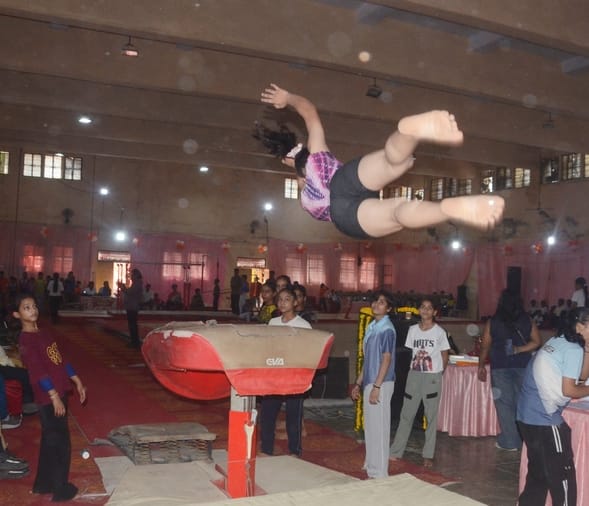 जिम्नास्टिक में कला का प्रदर्शन करतीं कल्पना