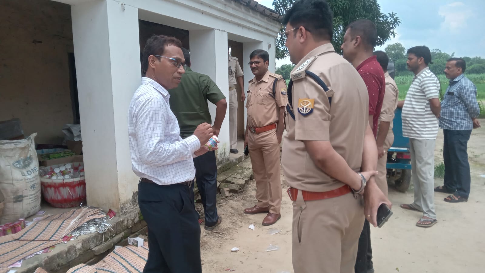 जैतपुर के गोपरीचांदपुर गांव में बरामद नकली दवाओं की पैकिंग का सामान । स्रोत सूचना विभाग