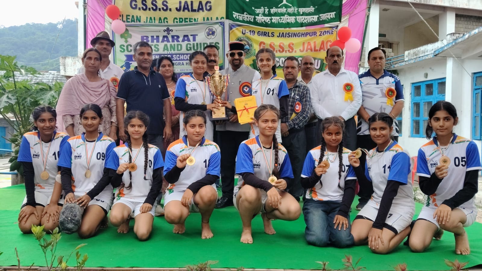 जयसिंहपुर में अंडर-19 छात्राओं की खेल कूद प्रतियोगिता के वॉलीबाल मैच में भिड़ते हुए खिलाड़ी। जयसिंहपुर में अंडर-19 छात्राओं की खेल कूद प्रतियोगिता के वॉलीबाल मैच में भिड़ते हुए खिलाड़ी।