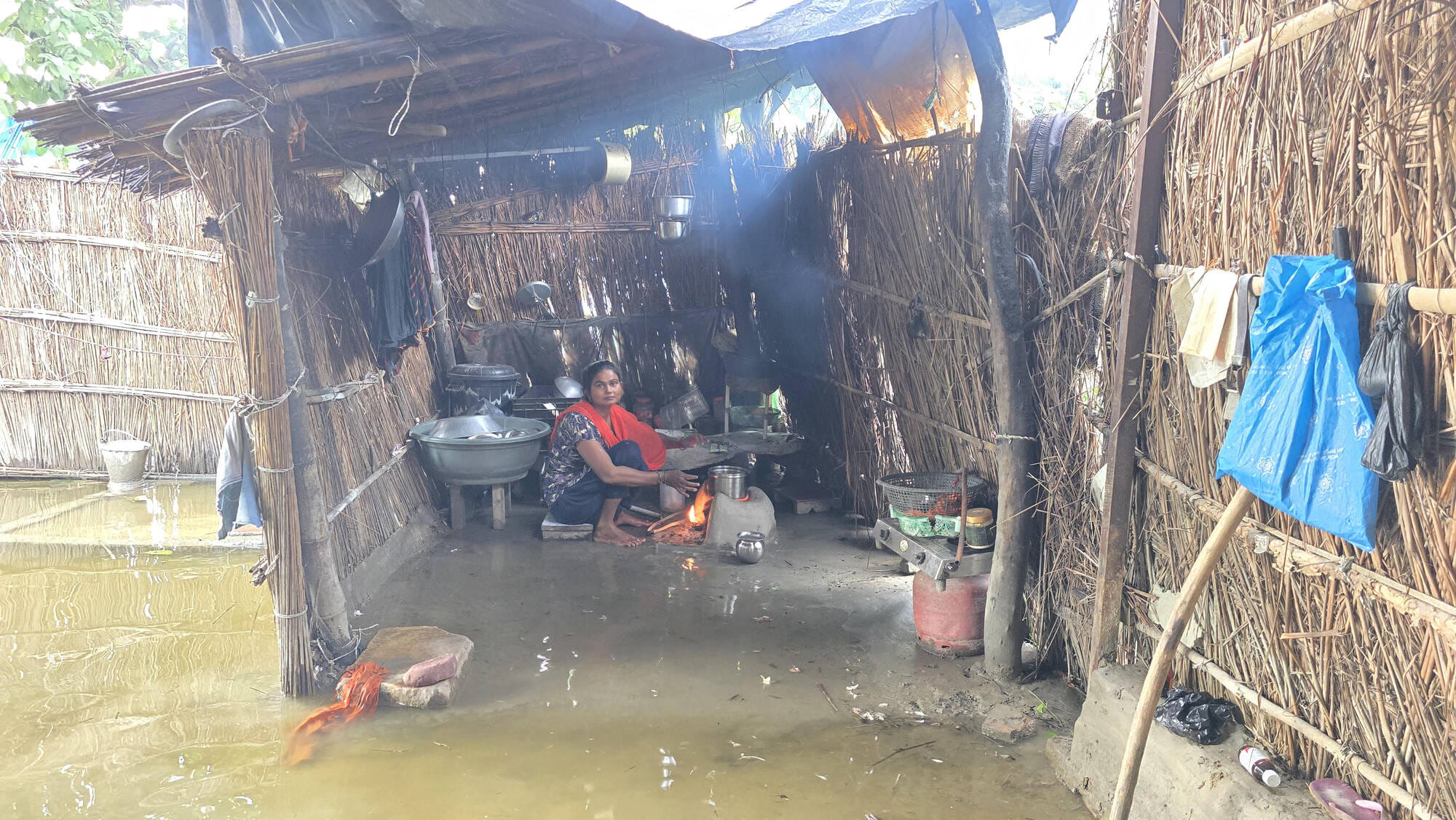 कस्बे के गोविंदपुरी वार्ड स्थित बिहारी पुरवा प्राथमिक विद्यालय स्कूल में घुसा बाढ़ का पानी।संवा