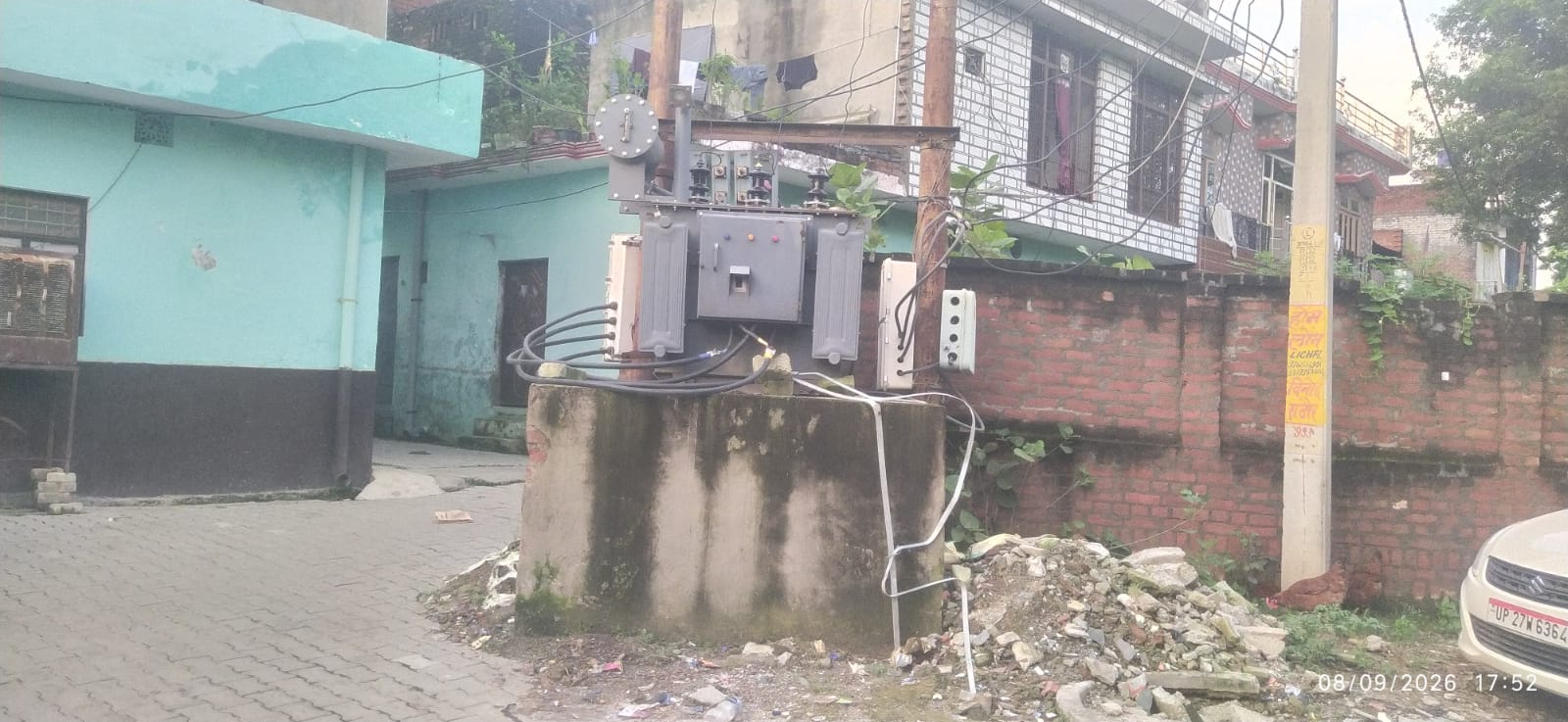 कांट में मदनापुर मार्ग पर जूनियर हाईस्कूल के पास रोड किनारे रखा ट्रांसफॉर्मर। संवाद