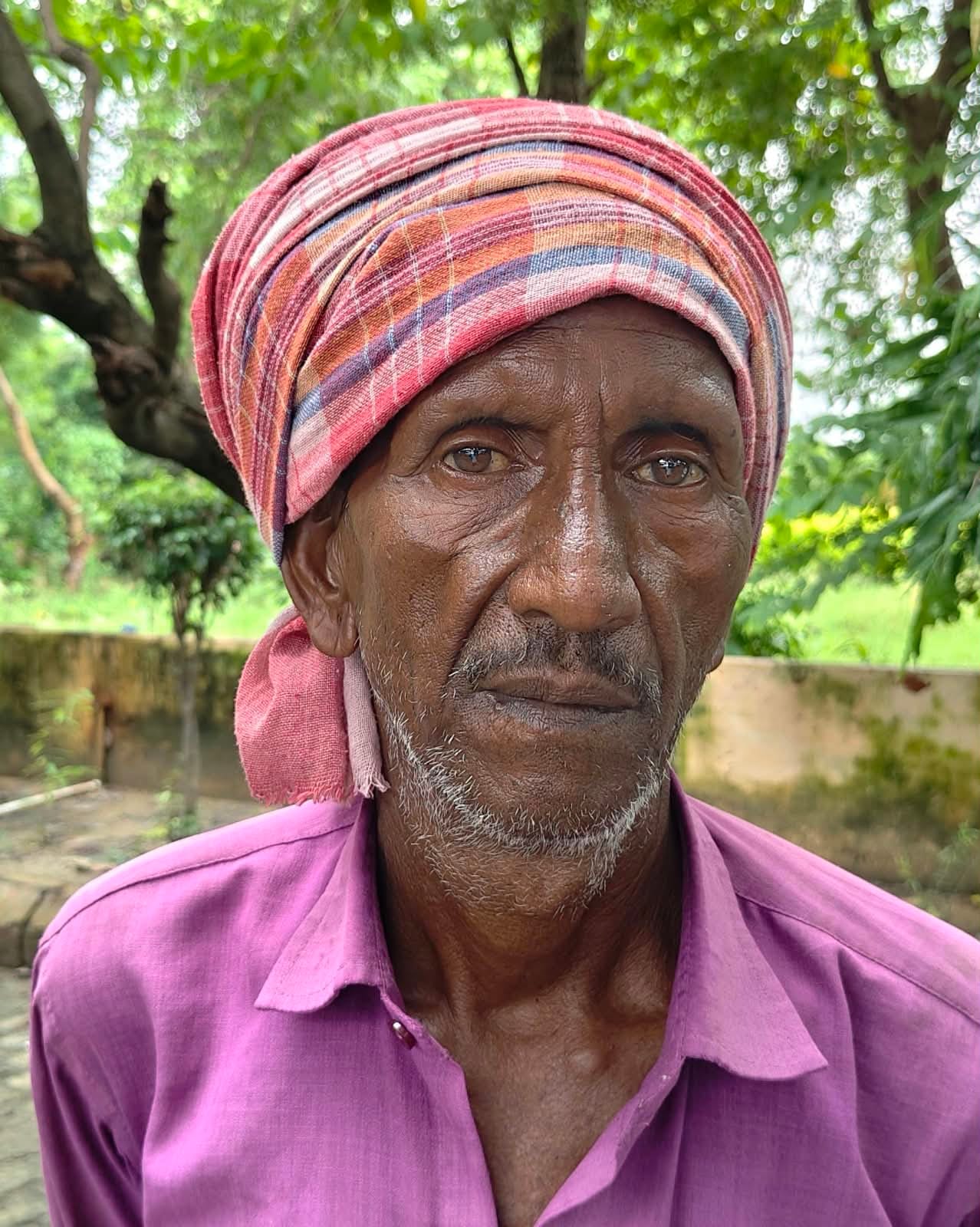 खीरी मुक्तिधाम में टीन शेड के नीचे निवास करते अघोरी। संवाद