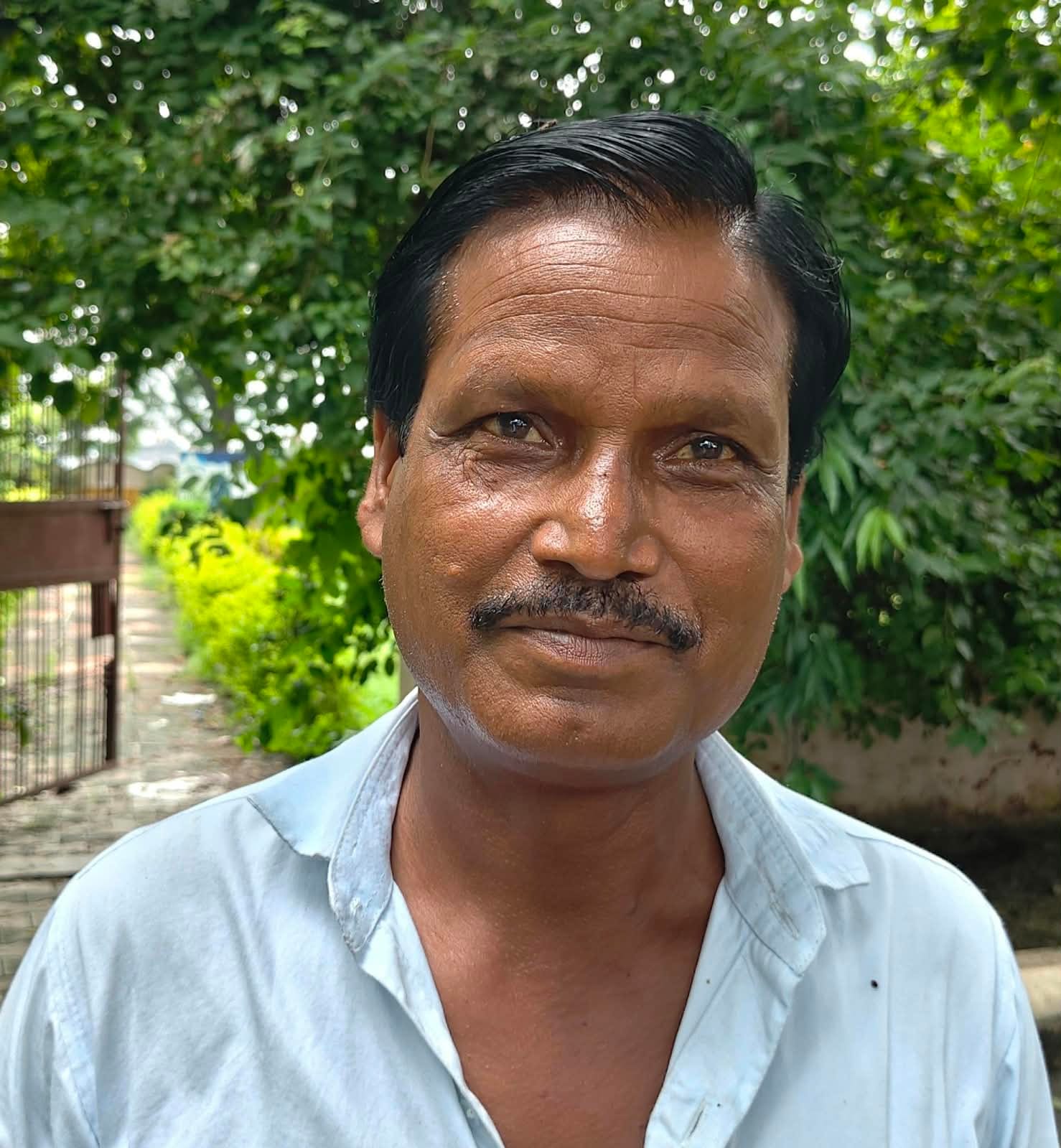 खीरी मुक्तिधाम में टीन शेड के नीचे निवास करते अघोरी। संवाद