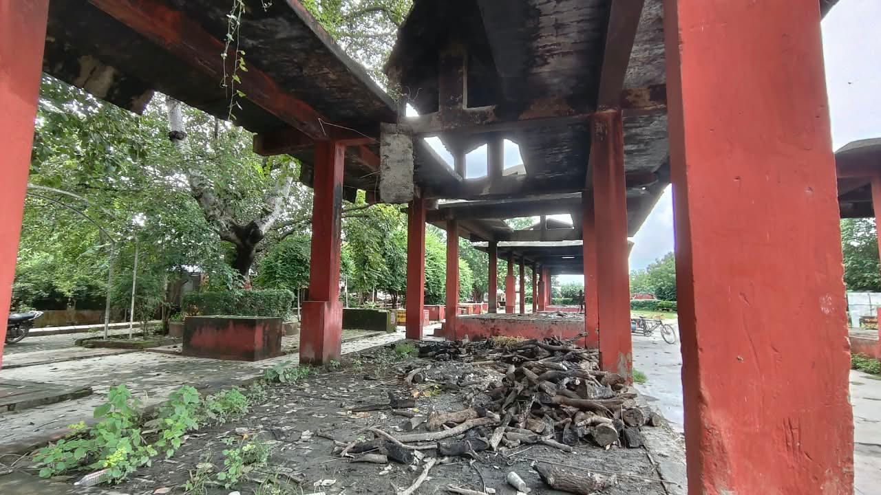 खीरी मुक्तिधाम में टीन शेड के नीचे निवास करते अघोरी। संवाद