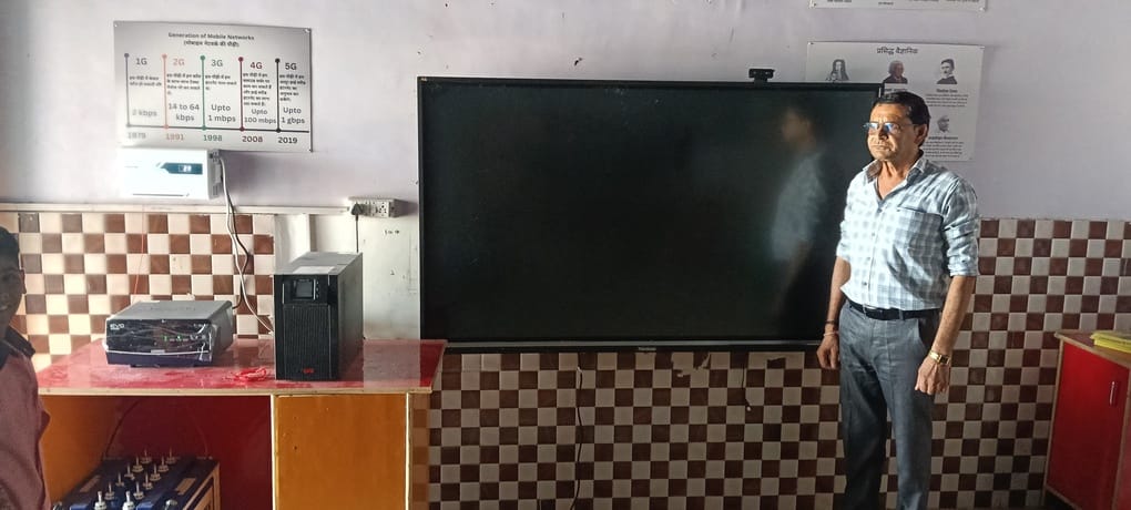 खरखौदा के गांव नालपुर स्थित कंपोजिट विद्यालय में एलईडी से शिक्षा ग्रहण करते बच्चे (संवाद)