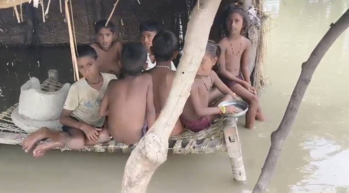महसी के गांवों में बाढ़ से बिगड़े हालात। महसी के गांवों में बाढ़ से बिगड़े हालात।