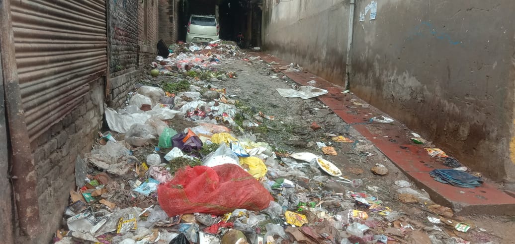 महुवरिया मोहल्ले में बीएलजे के मैदान में लगा पानी और पनप रहे मच्छर। स्रोत संवाद महुवरिया मोहल्ले में बीएलजे के मैदान में लगा पानी और पनप रहे मच्छर। स्रोत संवाद